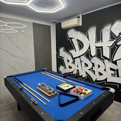 Mesa instalada en barbería — paño azul
