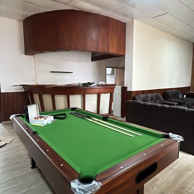 Mesa instalada en local — paño verde